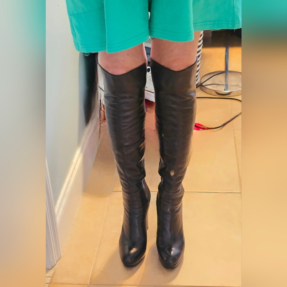 Stuart weitzman over the knees black nappa leather 8.5 NARROW fit.